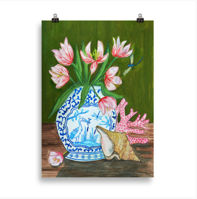 Poster Delfts Blauw Bloem Stilleven | Art Print met Tulpen, schelp en roze Koraal